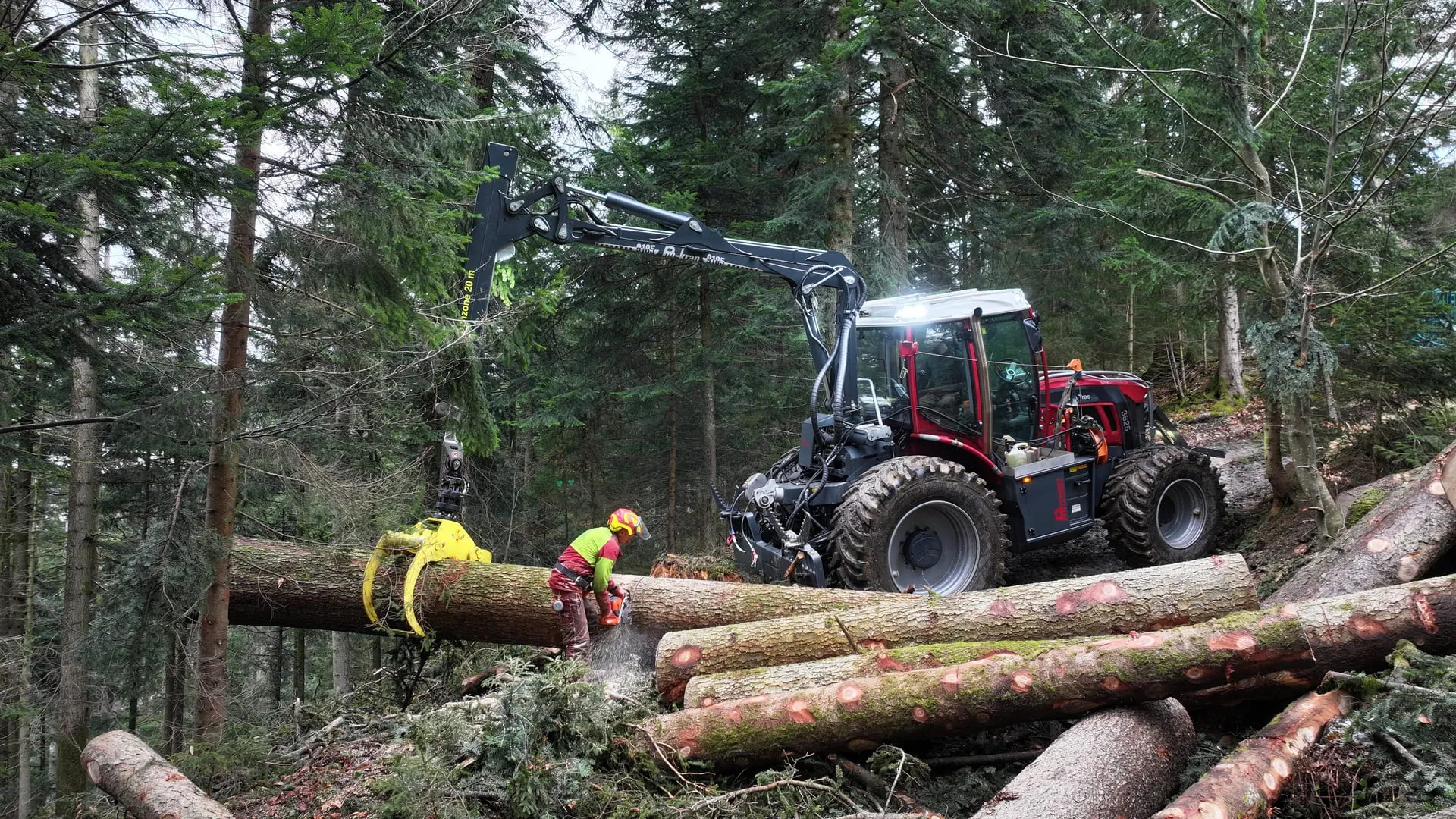Pfanzelt Pm Trac lifting a log with the crane in its rear mounting space