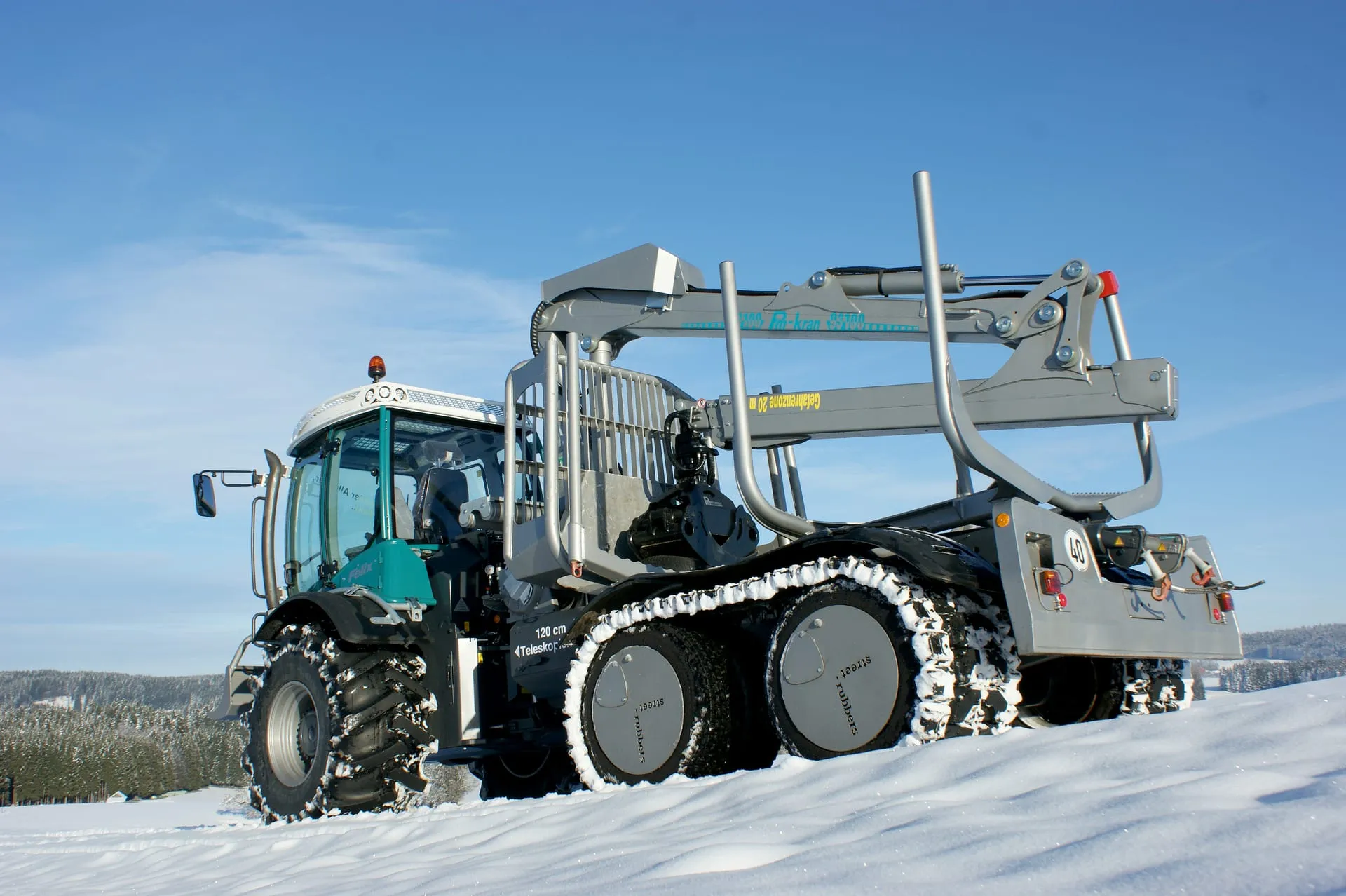 Pfanzelt Felix 214.5 6WD on tracks in deep snow