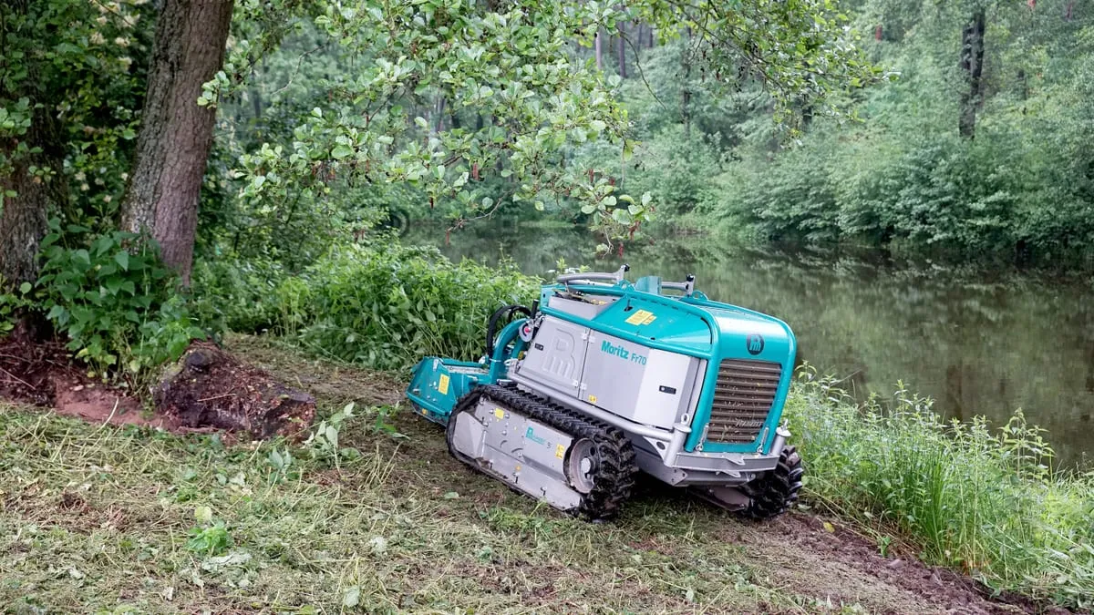 Pfanzelt Moritz mulching beside a lake