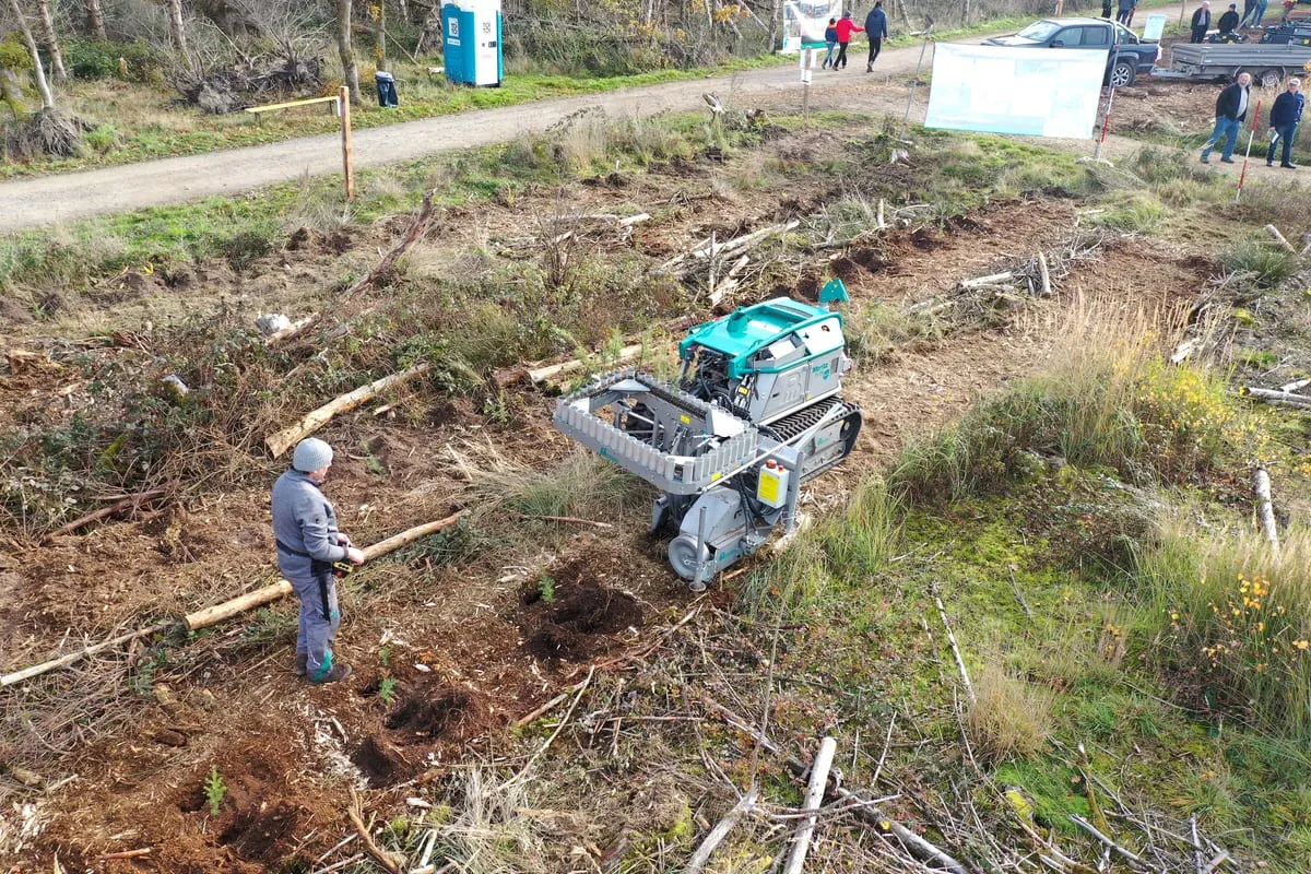 Pfanzelt Moritz with the Plantomat planter in a clearing